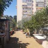 Ma per lui c�� anche una bella notizia, un piccolo premio di consolazione. �Un privato mi ha affidato la cura di sette alberi posti su un cortile situato accanto al �mio� giardino � ci spiega con soddisfazione -. Far� in modo che diventi un altro paradiso, dove crescere i miei nuovi �figli��